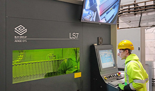 ParkerSteel - flatbed fibre laser cutting system with operator