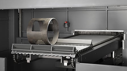 Unloading of short pieces onto the front conveyor belt