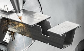 Correzione automatica dei parametri di taglio laser al variare dello spessore